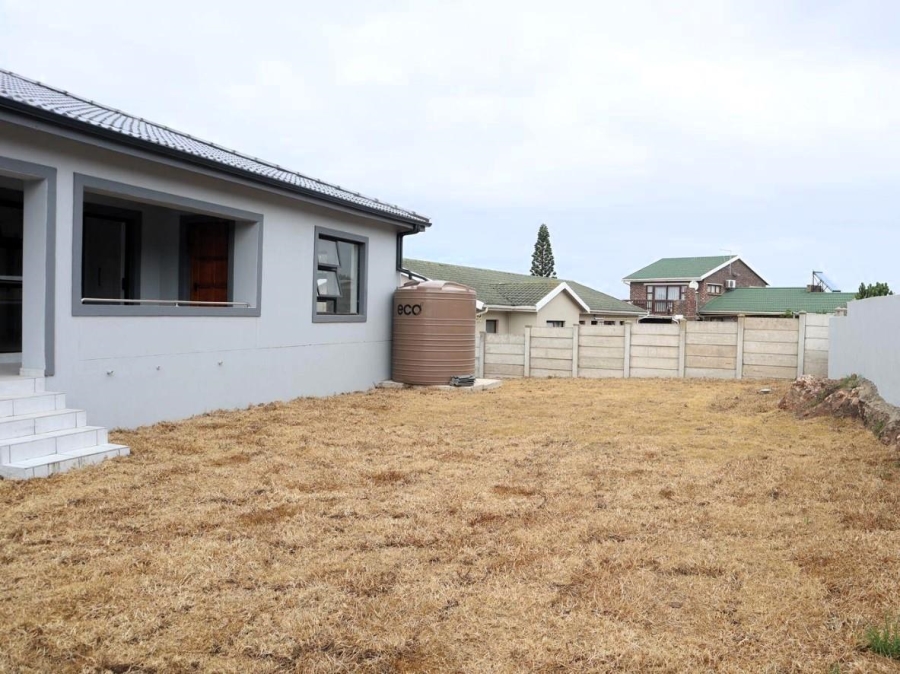 5 Bedroom Property for Sale in Wavecrest Eastern Cape